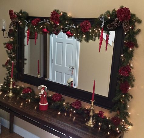 Christmas Decorations Mirror, Mirror Decor Christmas, Christmas Decor Ideas For Mirror, How To Decorate Mirrors For Christmas, Decorate Mirror For Christmas, How To Decorate A Mirror For Christmas, Mirror Garland Christmas, Christmas Decor Mirror, Garland Around Mirror