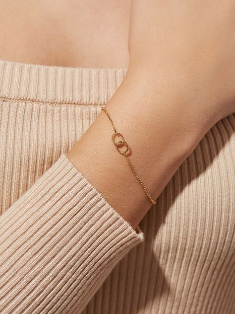 Dainty Jewellery Aesthetic, A Bracelet Gold, Bracelet Aesthetic Gold, Silver Bracelets Aesthetic, Bracelet Ideas Silver, Breslet Jewelry Gold, Gold Bracelet Aesthetic, Bracelet Design Gold, Gold Bracelet Ideas