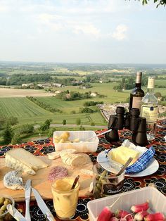 #FRENCH #FOOD cheese charcuterie fromage "dégustation a la franchouillarde" produits du terroir France Pain Bio, French Picnic, France Food, Pain Sans Gluten, Picnic Ideas, Romantic Picnics, Perfect Picnic, Outdoor Picnic, Cheese Bread