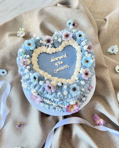 B R I D G E R T O N 💎💜🐝 A bridgerton themed cake I think even Lady Whistledown would enjoy! 🌸 • Royal Blue & Lavender @colour.mill • Flowers @hobbycrafthq @amazon • Sprinkles @cakenbakeonline DM or EMAIL to order! ✨ #bridgerton #bridgertonnetflix #ladybridgerton #ladywhistledown #daphnebridgerton #penelopefeatherington #bridgertoncake #bridgertoncakes #bridgertontheme #theton #anthonybridgerton #colinbridgerton #heartcake #heartcakes #lambethcake #floralcakes #flowercake #diamondofthe... Bridgerton Cake Pops, Something Blue Cake, Bridgeton Cake, Bridgerton Birthday Party Decor, Bridgerton Theme Cake, Bridgerton Theme Birthday Party, Bridgerton Theme Party Decor, Bridgerton Themed Cake, Bridgerton Hen Party