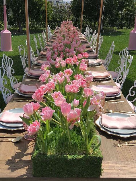 kylie-jenner-d Spring Fling Party Ideas For Adults, Kardashian Party, Outdoor Easter Party, Easter Themed Birthday Party, Family Easter Party, Easter Birthday Party, Easter Wall Decor, Adult Easter, Garden Party Decorations
