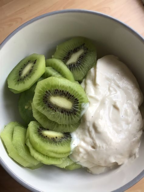 kiwi and yoghurt is actually pretty nice #healthy #food #kiwi #fruit #breakfast Recipe With Kiwi, Healthy Breakfast Yogurt, Kiwi Snacks, Kiwi Breakfast, Low Fodmap Foods, Yoghurt Breakfast, Low Fodmap Fruits, Fruit Yoghurt, Pretty Breakfast