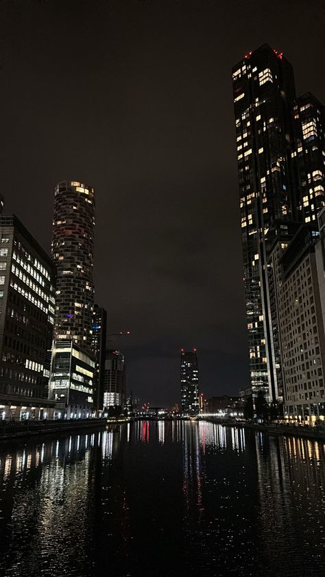 Uk At Night Aesthetic, City Nights Wallpapers, Night Life Aesthetic Wallpaper, London Core Aesthetic, London Night Wallpaper, Night Vibe Wallpaper, Hajar Core, Night London Aesthetic, Canary Wharf Night