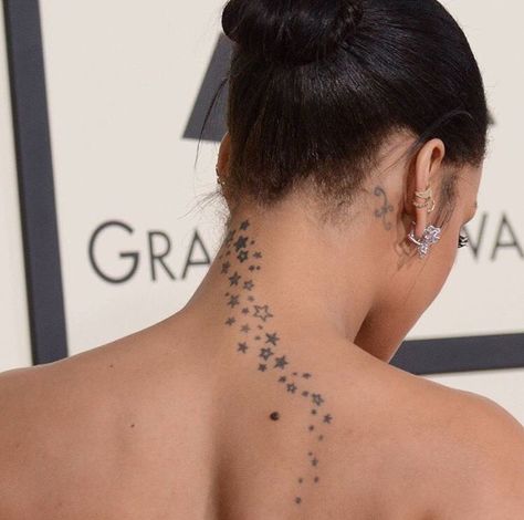 Rihanna Neck Tattoo, Rhianna Tattoos, Kiki Tattoo, Rihanna Tattoos, Rihanna Jewelry, Back Of Neck Tattoos For Women, Daniel Tattoo, Rihanna Tattoo, Figma Design