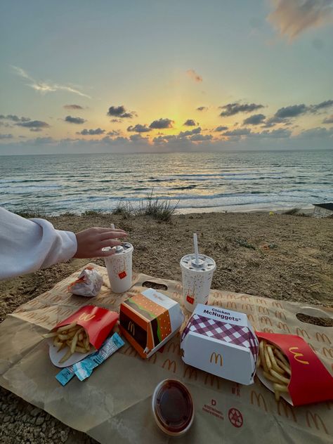 Picnic At The Beach Ideas, Summer Couple Activities, Couples Beach Trip, Food On Beach, Food To Take To The Beach, Summer Plans With Friends, Summer Aesthetic Couple, Eating On The Beach, Mini Dates