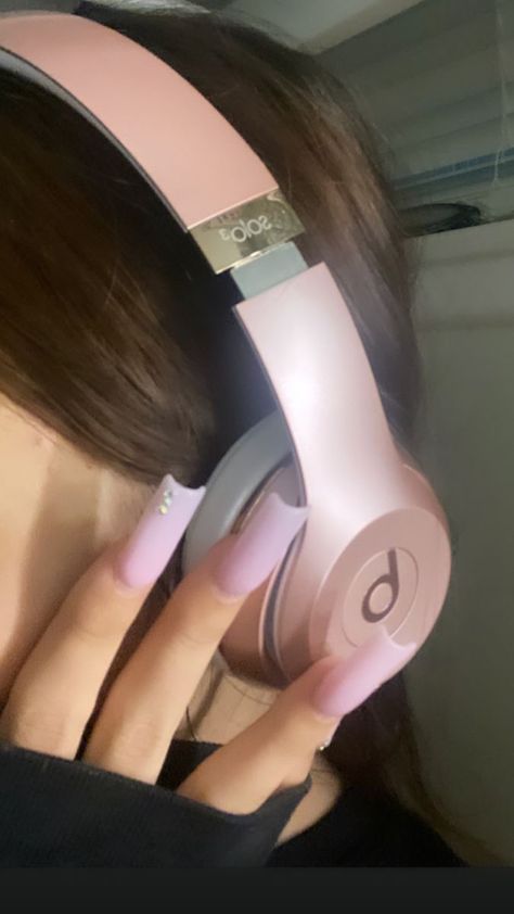 Rose gold beats wireless headphones Rose Gold Headphones, Beats Solo3, Pink Headphones, Latina Aesthetic, Rose Gold Aesthetic, Apple Headphone, School Bag Essentials, Gold Aesthetic, Pink Girly Things