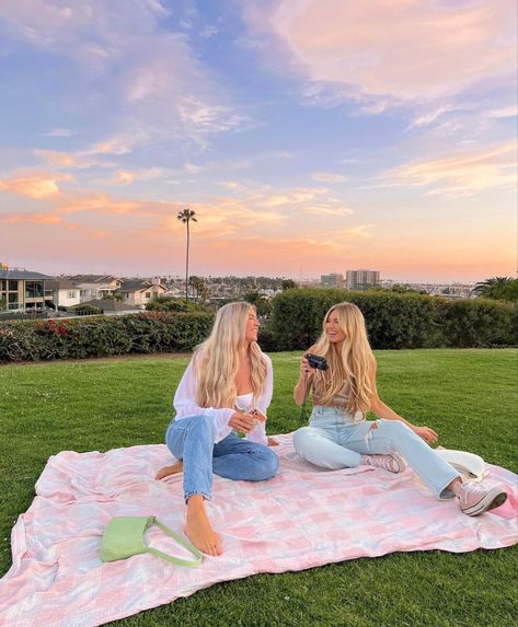 Sunset Picnic With Friends, Picnic Photoshoot Friends, Girls Picnic, Hoco Inspo, Picnic Pictures, Summer Instagram Pictures, Sunset Picnic, Two Blondes, Picnic Outfits