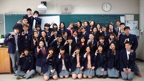 Japan High School Aesthetic, Japanese Uniform Highschool, Japanese Highschool Aesthetic, Class Pictures Ideas Group, Japanese School Aesthetic, School Group Photo, Japan High School, English Teacher In Japan, Japanese Highschool