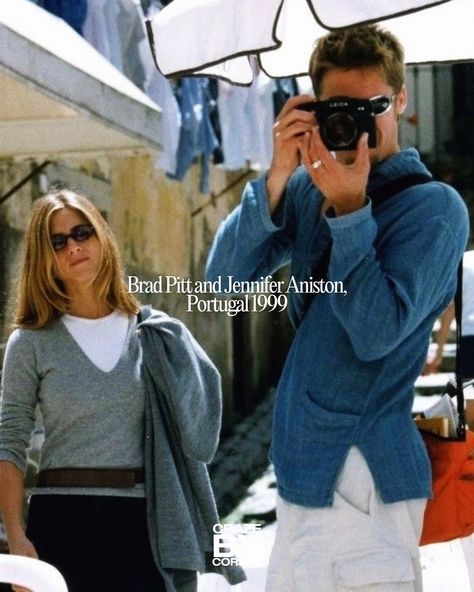 Throwback to sun kissed days 90s Style, Jen And Brad, Brad Pitt 90s, Jennifer And Brad, Brad Pitt And Jennifer, Brad And Jen, Kiss Day, Romantic Couple Photography, Sun Kissed