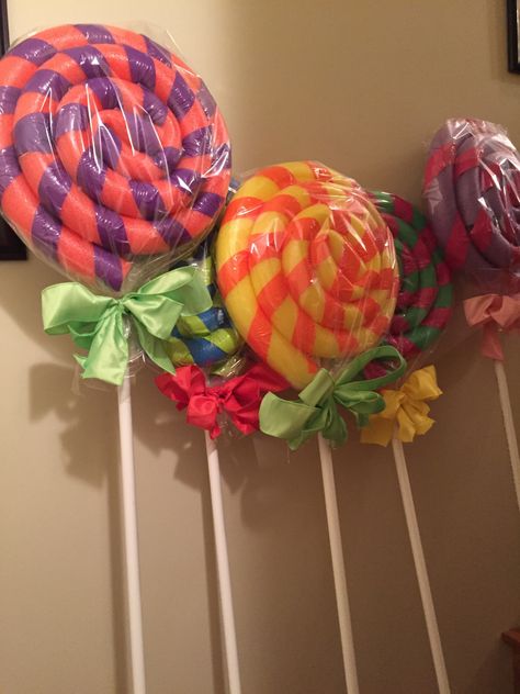 These giant lollipops are going in my lollipop woods section of candyland.  I am excited to see the children with these because at 5 foot tall, they will look as big as a tree to … Diy Giant Lollipops, Lollipops Diy, Giant Lollipop, Lollipop Decorations, Candy Props, Giant Lollipops, Willy Wonka Party, Diy Party Crafts, Candy Themed Party