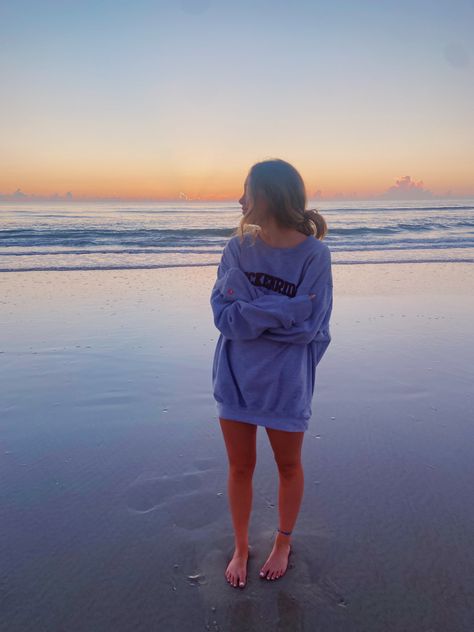 beach sunrise sweatshirt inspo Sweatshirt At The Beach, Sunset Sweatshirt Pictures, Aesthetic One Person Pics, Sweatshirt Beach Pics, 1 Person Beach Pictures, Beach Sunrise Outfit, Beach Sweatshirt Pictures, Beach Pictures Sweatshirt, Sweatshirt Beach Pictures