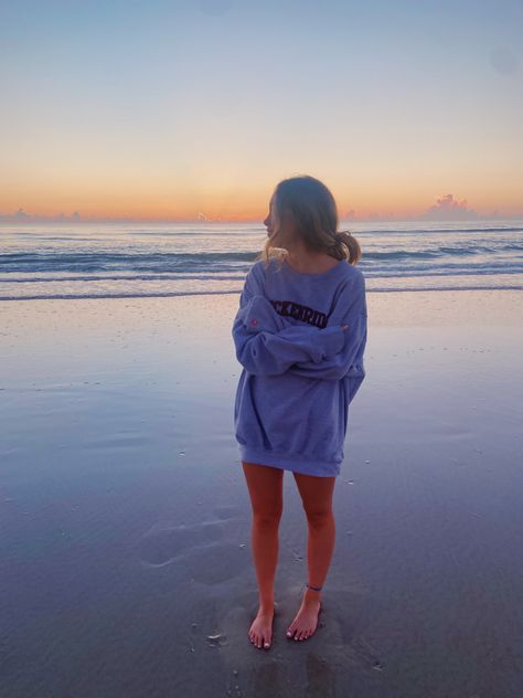 beach sunrise sweatshirt inspo Sweatshirt At The Beach, Sunset Sweatshirt Pictures, Aesthetic One Person Pics, Sweatshirt Beach Pics, 1 Person Beach Pictures, Beach Sweatshirt Pictures, Beach Pictures Sweatshirt, Sweatshirt Beach Pictures, Beach Poses No Face