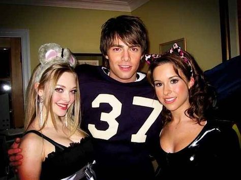 Hanging with co-stars Amanda Seyfried and Lacey Chabert during the shooting of the iconic Halloween scene. Aaron Samuels, Mean Girls Halloween, Mean Girl 3, Mean Girls Aesthetic, Jonathan Bennett, Lacey Chabert, Estilo Grunge, Regina George, Girl Movies