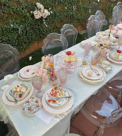 Birthday Party Ideas Tea Party, Preppy Tea Party Birthday, Tea Party Sweet 16, Garden Tea Party Aesthetic, Amelia Edmondson, Girly Valentines, Valentines Tea, Fancy Tea Party, Vintage Tablescape