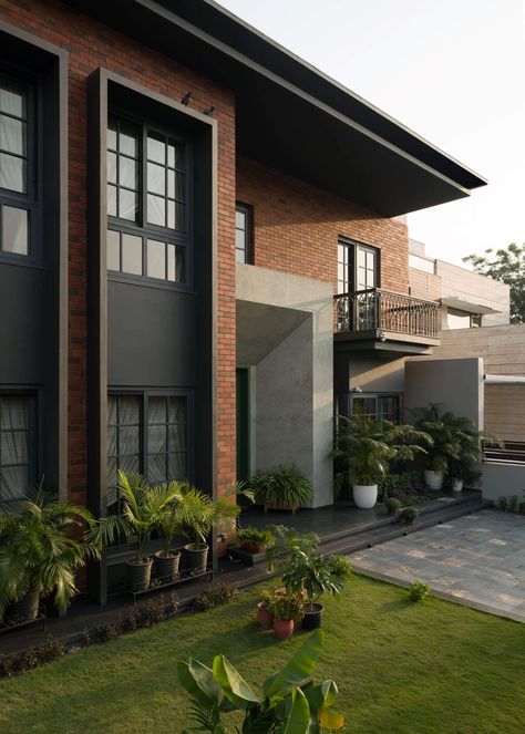 Villa Facade Design, Indian House Exterior Design, Modern Brick House, Modern Tropical House, Contemporary Residence, Indian Home Design, Contemporary House Exterior, Retail Interior Design, Minimal Architecture