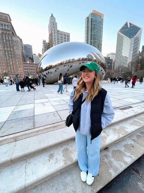 Cold Hat Outfit, Outfit Inspo For Chicago Winter, Green New York Yankees Hat Outfit, Green Hat Outfit Winter, Rainy Chicago Outfit, Cute Chicago Outfits Cold Weather, Chicago Casual Outfits, Cold Chicago Outfits, Going Out In Chicago Outfit