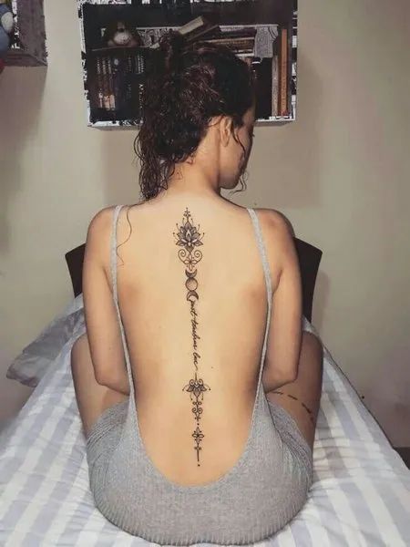 Spine Temporary Tattoo Molde, Coolest Back Tattoos, Tattoos Elegant, Back Tattoos For Women, Back Tattoo Women Spine, Beautiful Back Tattoos, Cool Back Tattoos, The Trend Spotter, Tree Beautiful