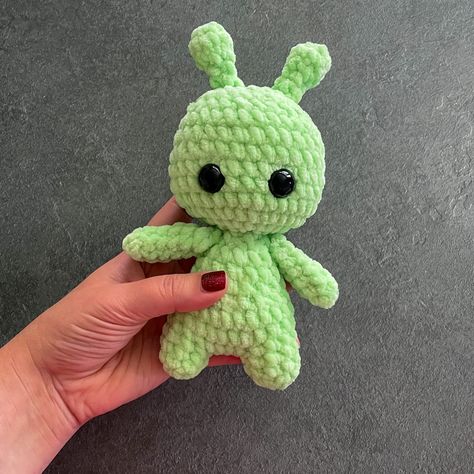 Crochet Alien Pattern Crochet Alien, Crochet Dinosaur Pattern Free, Alien Patterns, Crochet Project Free, Crochet Dinosaur Patterns, Easy Crochet Animals, Quick Crochet Patterns, Pola Amigurumi, Crotchet Patterns