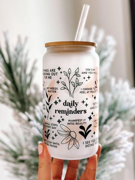 Tumblr Glass Design, Cute Things To Make With Cricut, Cricket Cups Designs, Birthday Cup Ideas, Diy Glass Tumbler Cups, Cute Cricut Cup Ideas, Aesthetic Tumbler Bottle, Cute Tumbler Cups Sayings, Cricket Cup Ideas