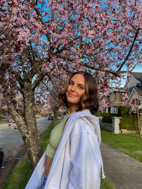 Pose With Cherry Blossom, Cherry Blossom Aesthetic Outfit, Cherry Blossom Picture Ideas, Cherry Blossom Selfie, Spring Selfie Ideas, Cherry Blossom Shoot, Cherry Blossom Photo Ideas, Cherry Blossom Poses, Cherry Blossoms Photoshoot