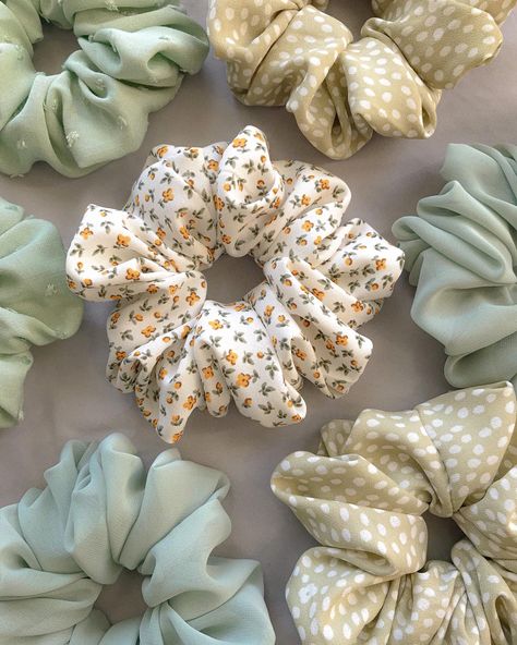 Hair Accessories Scrunchies, Crunchies For Hair, Cute Scrunchies Ideas, Handmade Scrunchies Diy, Schruncies Aesthetic, Hairstyle With Scrunchie, Sewing Patterns 2023, Scrunchie Organization, Scrunchies Design