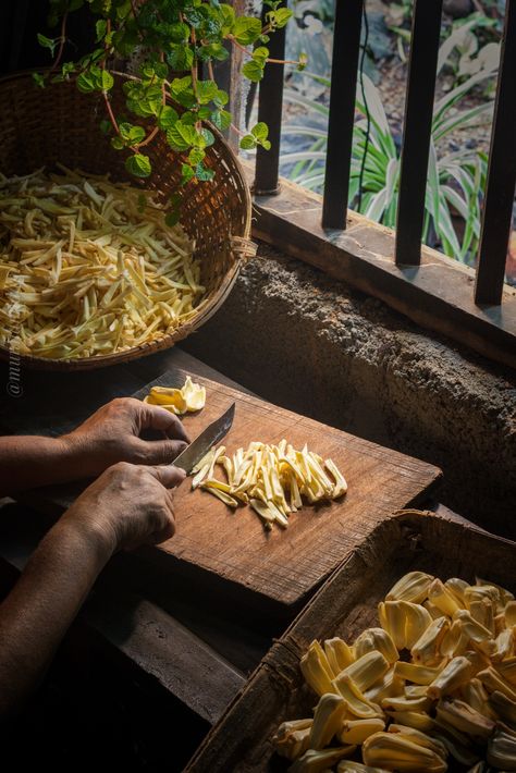 Kerala traditional jackfruit chips making ... Nature, Kerala Food Photography, Jackfruit Chips, Food Shoot, Cover Photoshoot, Chef Dishes, Photography Set Up, Kitchen Photography, Kerala Travel