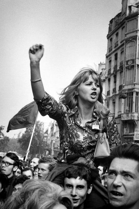 Revolución estudiantil 1968. Protesta iniciada por grupos de estudiantes de izquierda contrarios a la sociedad de consumo. Ansel Adams, Marc Riboud, Paris May, Robert Doisneau, French Photographers, Power To The People, Foto Inspiration, Bw Photo, Photojournalism