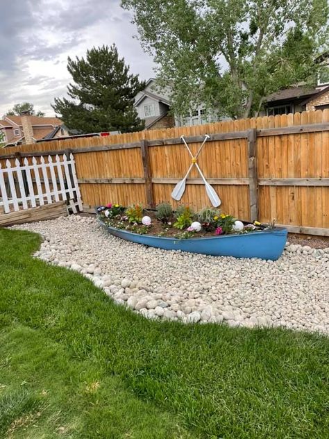 Beach Flower Bed Ideas, Beach House Garden Ideas, Sea Garden Ideas, Nautical Garden Decor, Beach Yard Decor, Boat Yard Decor, Beach Theme Garden Ideas, Nautical Landscaping Ideas Yards, Patio Beach Theme