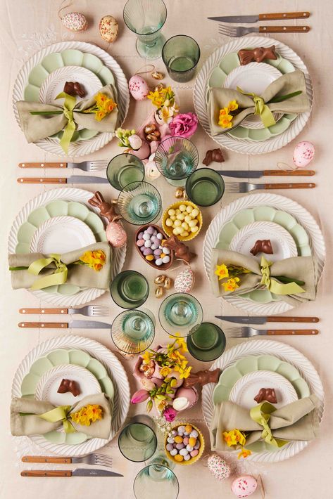 Easter Dinner Table Setting, Easter Lunch Table, Easter Floral Centerpieces, Easter Dinner Table, Happy Easter Sunday, Easter Decor Ideas, Fresh Tulips, Easter Table Decor, Spring Table Settings