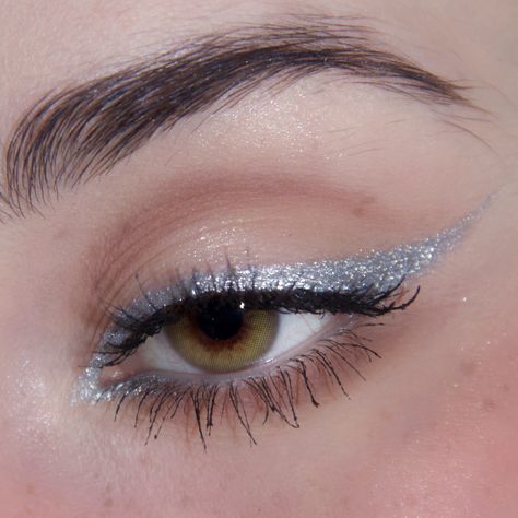 White Glitter Eyeliner, Metallic Eye Makeup Looks, Sparkly Eyeliner Makeup, Silver Eyeliner Makeup Look, Simple Makeup Glitter, Eye Makeup Silver Glitter, Silver Liner Makeup, Silver Glitter Outfit, The Weekend Concert Makeup