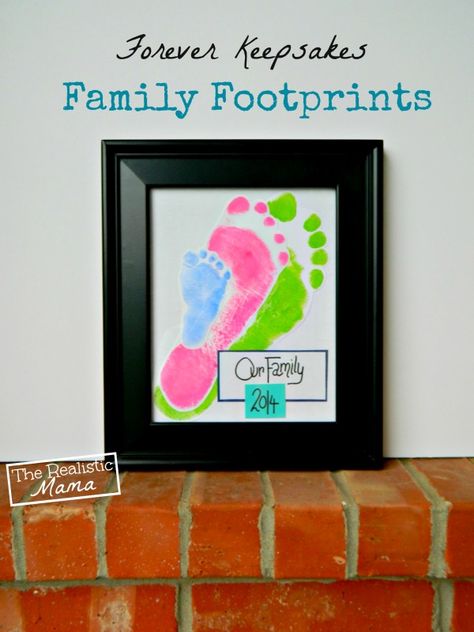 Family Footprint Frame - so precious. Could do this every year as they grow. Footprint Art, Footprint Keepsake, Footprint Crafts, Diy Bricolage, Handprint Crafts, Family Keepsakes, Baby Projects, Mors Dag, Family Crafts