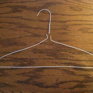 17 Uses for a wire coat hanger. Some of these are pretty cool! Metal Coat Hanger Crafts, Wire Hanger Art, Wire Hangers Repurpose, Metal Hanger Crafts, Wire Coat Hanger Crafts, Diy Repurposed Items, Coat Hanger Diy, Burlap Silverware Holder, Wire Hanger Crafts