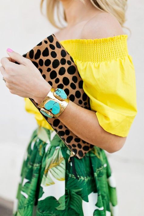 Palm print and bright colors just scream summer! Try sporting this fun print with your favorite bold hues this season, and don't be afraid to add other minimal prints and statement jewelry! Carrie Bradshaw, Outfit With Turquoise Jewelry, Palm Prints, Leopard Clutch, Summer Green, Yellow Shirt, Mode Casual, Shoulder Tops, Palm Print