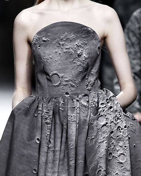 A Moon Landscape Dress Inspired By NASA?  I'd alter the neckline a bit, but this is just too cool. Zuhair Murad, Science Fashion, Haute Couture Style, Moon Dress, Textil Design, Design Moda, Moda Vintage, Textiles Fashion, Mode Inspiration