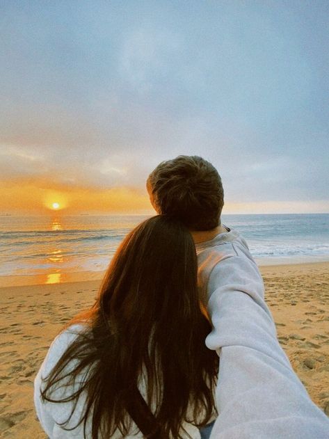 15 Best Romantic Beach Couple Poses 2024 | Beach Pictures Inspo Beach Pics Couple Aesthetic, Beach Selfie Ideas Couples, Couple Picture On Beach, Couple Selfies Beach, Non Face Couple Photos, Sunset Photography Couples, Bf And Gf Sunset Pics, Self Timer Beach Pictures With Boyfriend, Sunset Poses Couple