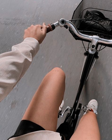 Olive Smith | The Love Hypothesis by Ali Hazelwood Hardwork Aesthetic, Riding Bike Aesthetic, Aesthetic Bike Ride, Bycicle Girl, Bike Ride Aesthetic, Aesthetic Future, Biking Aesthetic, Bicycle Aesthetic, Aesthetic Bike