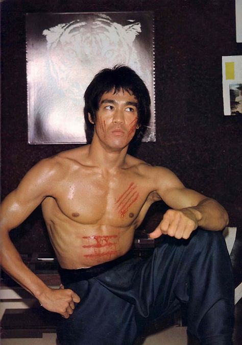 Bruce Lee at his home office after filming his last movie "Enter the Dragon". Tumblr, Bruce Lee Martial Arts, Martial Arts Instructor, Bruce Lee Photos, Jeet Kune Do, Anthony Kiedis, Martial Arts Movies, Brandon Lee, Ju Jitsu
