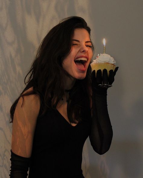 Self Shoot Birthday Ideas, At Home Birthday Picture Ideas, Birthday Pictures With Cupcake, Birthday Photo With Cupcake, Birthday Selfies Poses, Dark Birthday Aesthetic Photoshoot, Birthday Shoot With Cupcake, Photoshoot With Cupcakes, Poses For Birthday Photoshoot With Cake