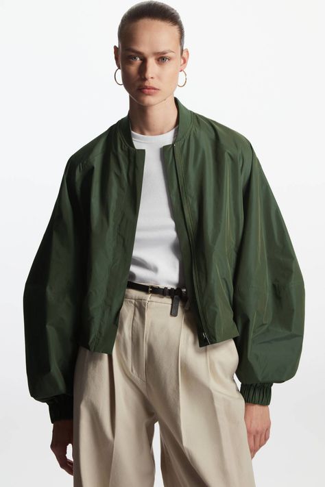 Cropped Bomberjack Outfit, Cropped Jacket Outfit, Green Jacket Outfit, Dark Green Jacket, Simple Spring Outfits, Cropped Blazer Jacket, Voluminous Sleeves, Ținută Casual, Oversized Jacket