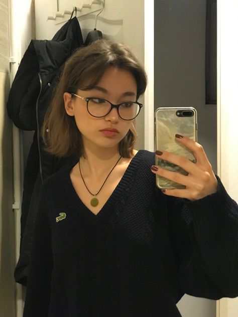 Womens Glasses Aesthetic, Black Glasses Frames Woman Aesthetic, Short Hair With Spectacles, Bangs And Glasses Aesthetic, Glasses For Short Hair Women, Black Round Glasses Aesthetic, Cute Glasses Round Face, Style With Glasses Outfit, Round Black Glasses Aesthetic