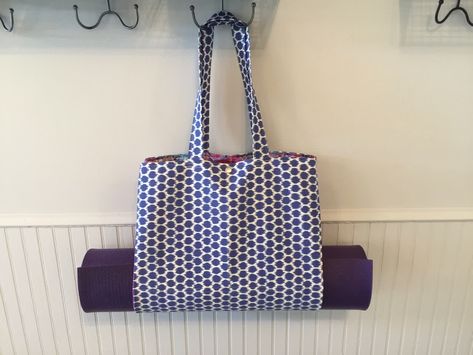 If you are tired of wrestling your yoga mat into a traditional bag then you will likely appreciate this clever design by Andrea of Sewspire. Checkout her step by step sewing tutorial and let us know what you think! 🤔 Patchwork, Tela, Diy Yoga Mat Holder Bag, Diy Yoga Mat Bag, Diy Yoga Bag Pattern, Yoga Mat Carrier Diy, Yoga Mat Bag Diy, Yoga Mat Bag Tutorial, Yoga Bag Diy