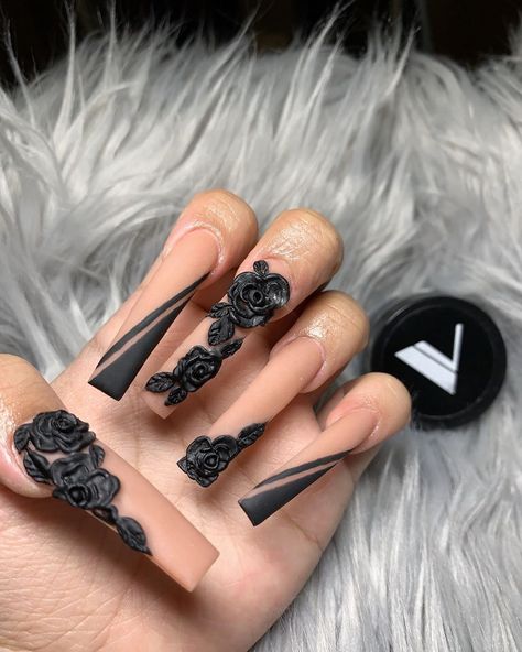 Lily 🌸✨💅🏻 on Instagram: “✖️black roses✖️ inspo: @queenofnails haven’t really done 3D flowers so i thought i’d give it a try! 🖤🖤🖤 using #118 @valentinobeautypure…” Black Acrylic Nails With 3d Flowers, Pedi Nails, Classy Black Nails, Long Black Nails, Colourful Acrylic Nails, Rose Nail Design, Press On Toenails, Flare Nails, Quinceanera Nails