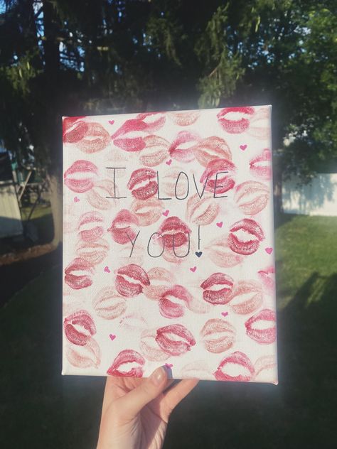 Kisses On Canvas Lipstick, Canvas With Kisses, Kissing Canvas Painting Ideas, Kiss Painting For Boyfriend, Lip Canvas Painting, Kisses Canvas Art, Diy Valentines Canvas Art, Canvas Painting Gift Ideas For Friend, Painting Ideas For Best Friends Gifts
