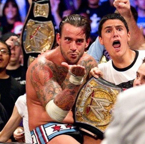 CM Punk Leaves Chicago As WWE World Heavyweight Champion Cm Punk Wwe Champion, Wwe Best Moments, Cm Punk Aesthetic, Cm Punk Pfp, Wwe 2000s, Cm Punk Wallpapers, Wwe Pfp, Cm Punk Aew, Wwe Funny Pictures