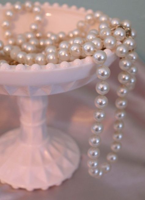 Pearls Vintage Aesthetic, Pearl Girl Aesthetic, Perls Jewellery Aesthetic, Pearls Aesthetic, Displaying Jewelry, Pearl Aesthetic, Feminine Jewelry, Wear Pearls, Pink Milk