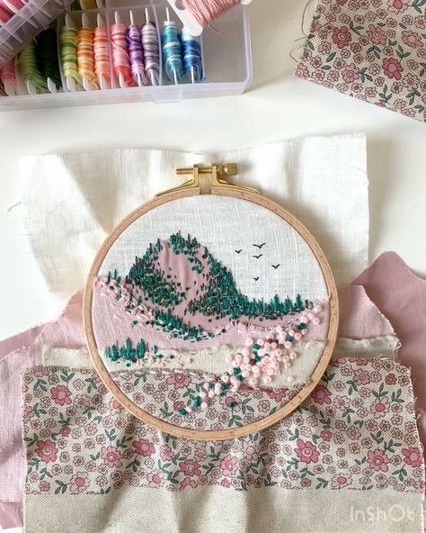Embroidery tutorial - Backing of an embroidery hoop | So many of you were asking, how I finish my hoops. This is how I usually do it. Quite easy and always satisfying ☺️ Which technique do you use? | By Raspberry.stitches Patchwork, Finishing Embroidery Hoop, Large Embroidery Hoop, Large Embroidery, Embroidery Caps, Embroidery Hoop Wall, Hand Beaded Embroidery, Embroidery Wall Art, Diy Embroidery Designs