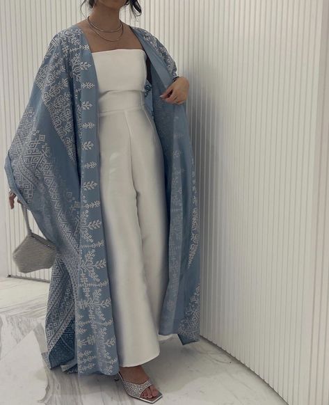 Abaya Outfit, Abaya Design, Mode Kimono, Mode Abaya, Modesty Fashion, Arab Fashion, Mode Ootd, Amazing Ideas, Hijabi Fashion