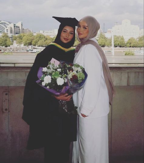 #saudiarabia #qatar #bahrain #kuwait #oman #iraq #uae #france #abaya #modesty Graduations Ideas Photo, Hijabi Senior Pictures, Abaya Graduation, Hijabi Vision Board, Arab Graduation, Hijabi Lawyer, Hijabi Graduation Pictures, Sister Graduation Pictures, Sister Aesthetic Pictures