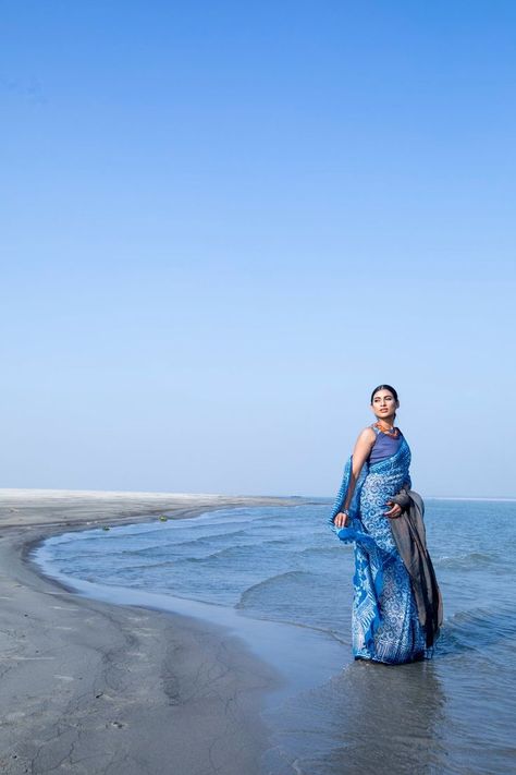 Beach Saree Photoshoot, Saree Beach Photoshoot, Bengali Attire, Beach Saree, Saree Photography, Bengali Fashion, Summer Beach Pictures, Beach Pose, Travel Influencer