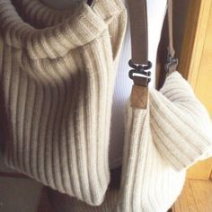 upcycled sweater tote bag Diy Sweater Upcycle, Upcycle Knit Sweater, Upcycled Clothes Ideas, Jumper Upcycle, Recycling Clothes Ideas, Old Clothes Crafts, Recycled Clothes Diy, Upcycle Old Clothes, Clothes Upcycling